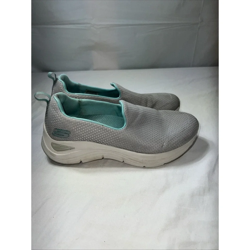 Skechers Womens Athletic Shoes Slip On Comfort Sneaker Size 6.5Arch Comfort Gray